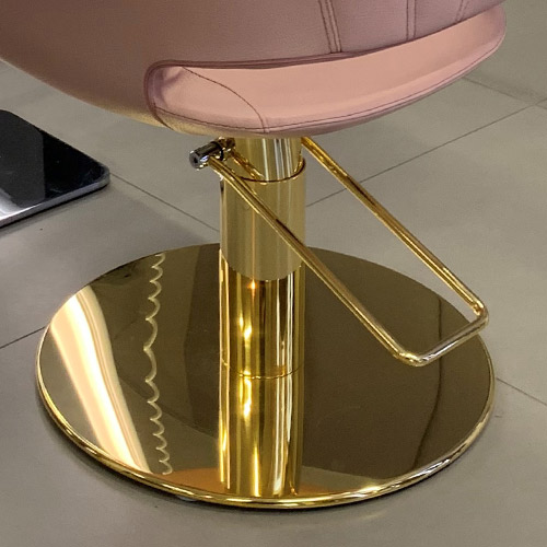 Akzent-Finish in Goldfarben für den Karisma Friseurstuhl Miami